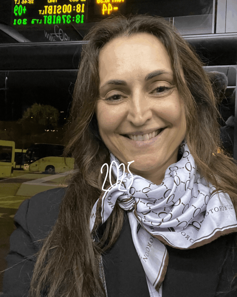 travel_styletips_styleculture_styling_1 at the airport wearing an Oroton scarf, blazer and white tee-shirt