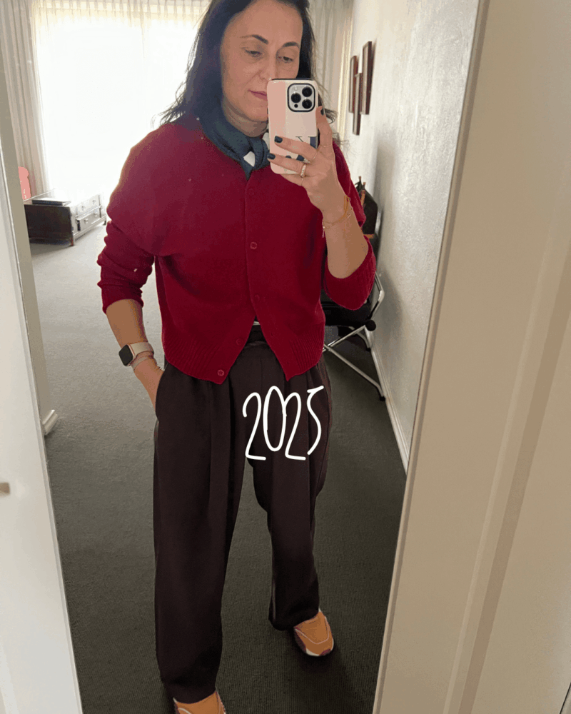travel_styletips_styleculture_styling_2 mirror selfie showcasing a green scarf, red cardigan from Viktoria and woods, Camilla and marc chocolate brown pants and a sneak